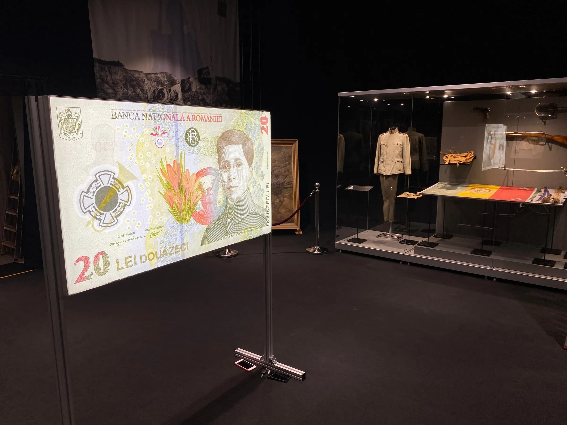The temporary exhibition hall: an enlarged 20-lei banknote in front of display cases with period objects