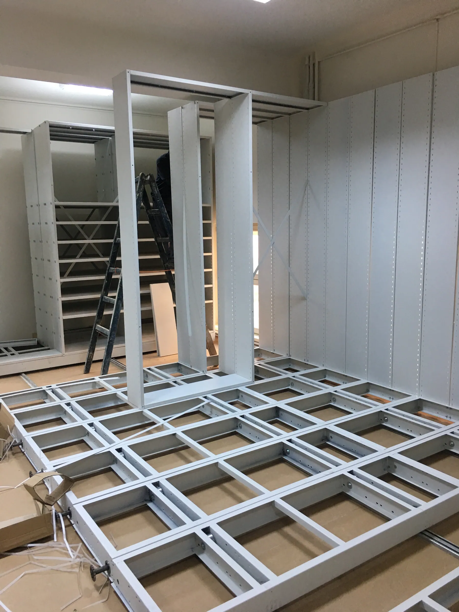 Installation: the floor frame and the first uprights of the compact shelving
